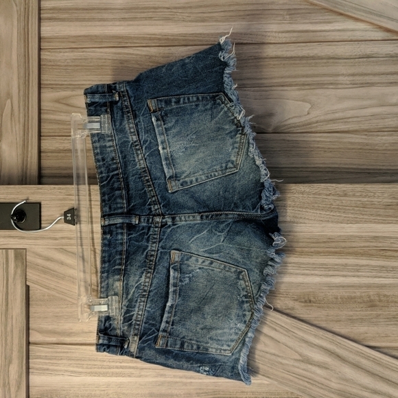 Forever 21 Women's Distressed Denim Short Shorts Size 28 - Picture 2 of 3